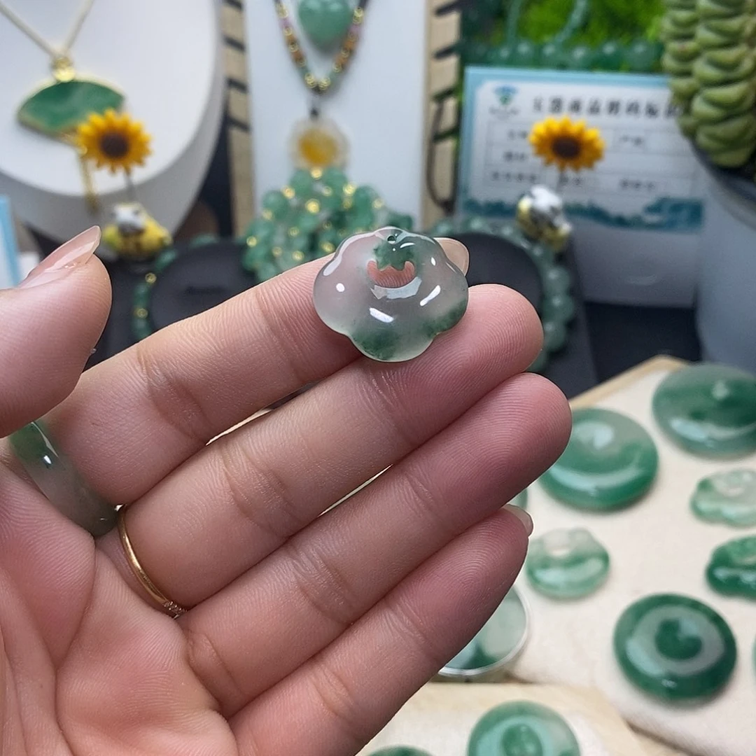 颈饰未镶嵌石英岩玉