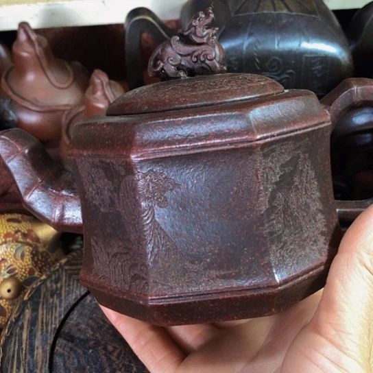 茶壶紫砂原矿泥料手工制作的一把紫砂壶。