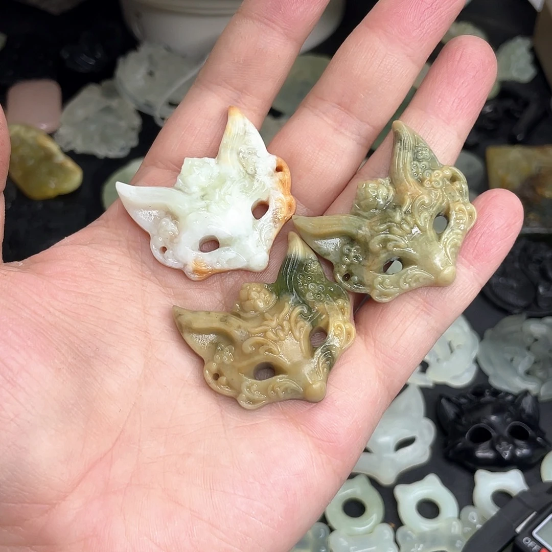 岫玉未镶嵌颈饰狐狸