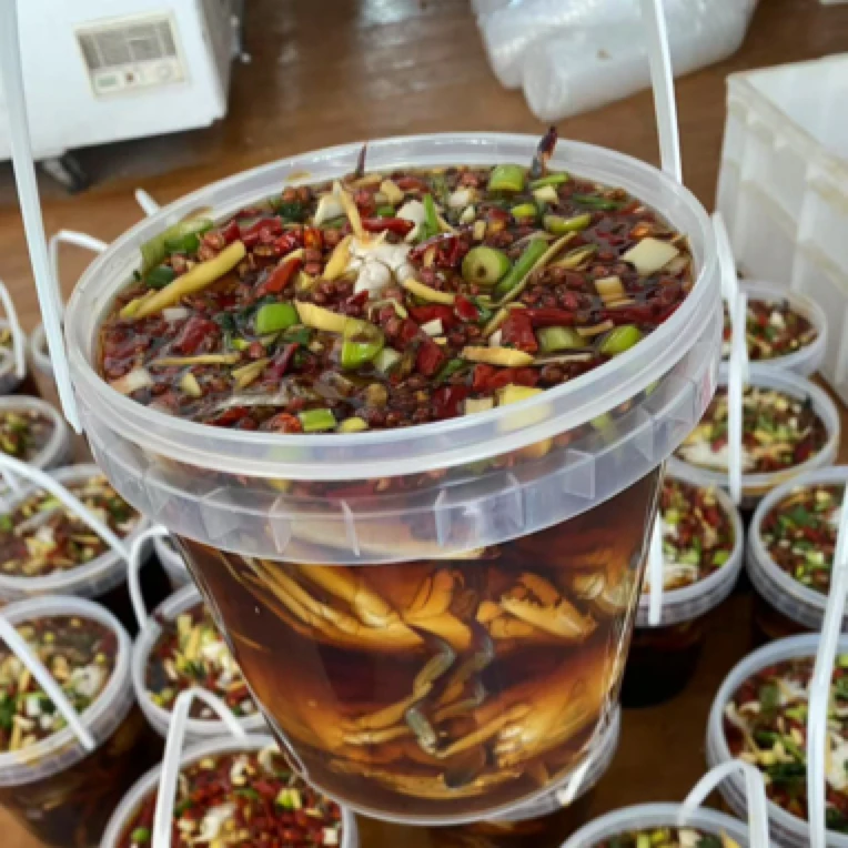 莱州特色生呛点黄母蟹一桶2斤4到5只