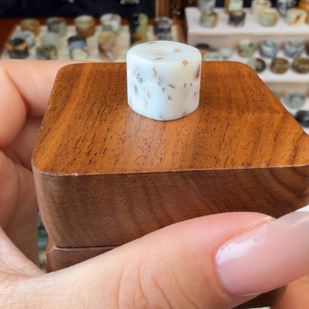 和田玉（糖玉）未镶嵌颈饰草花