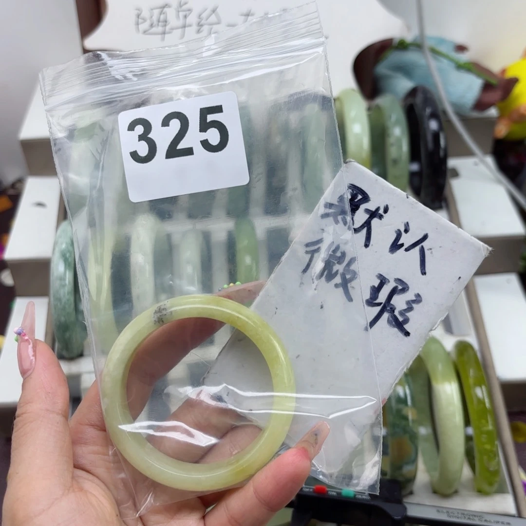 蛇纹石玉未镶嵌手镯K****。