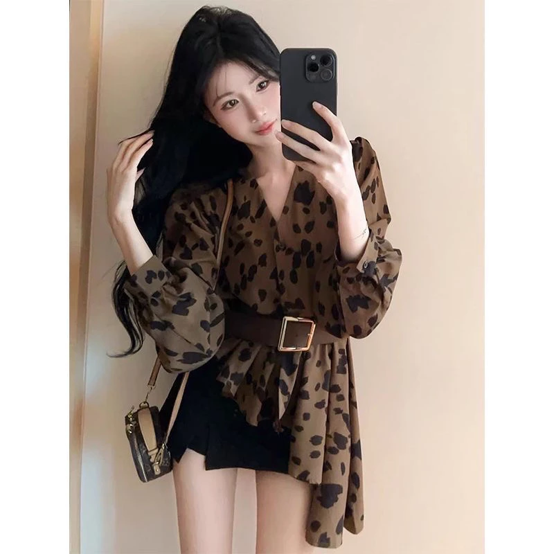 秋季咖色豹纹V领收腰长袖不规则辣妹灯笼袖衬衫高级感女装