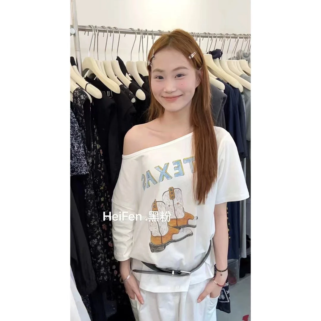 一只蝶福利斜肩字母印花大T