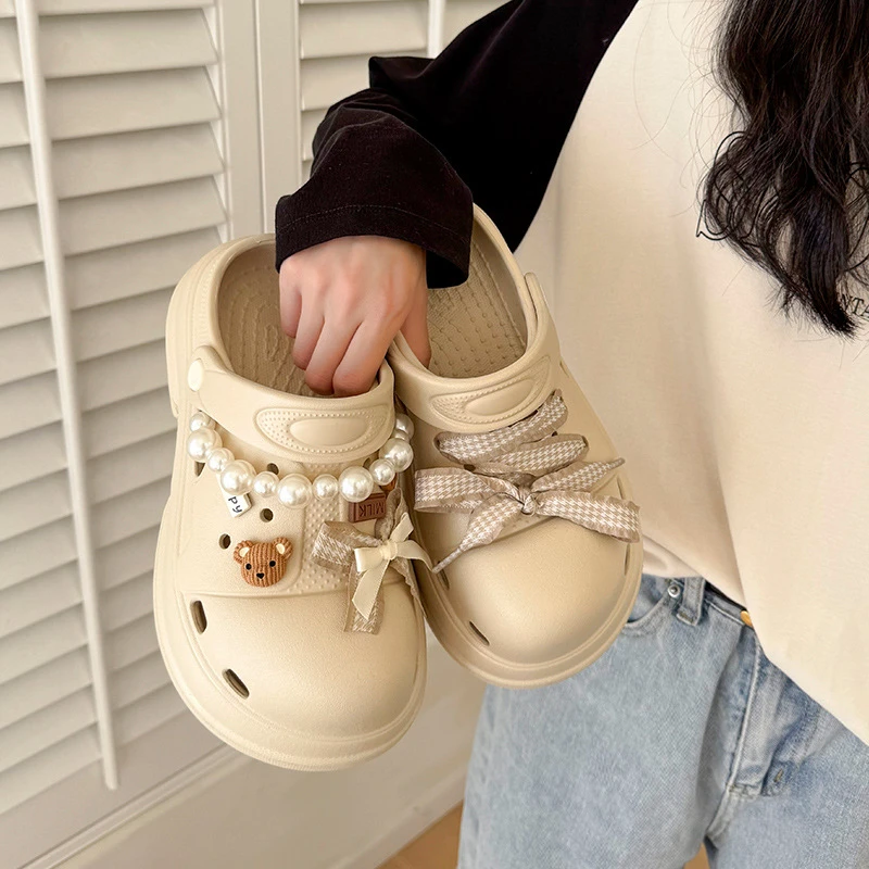 2025情侣款少女风潮流卡通动漫洞洞鞋春夏季新款时尚百搭厚底舒适