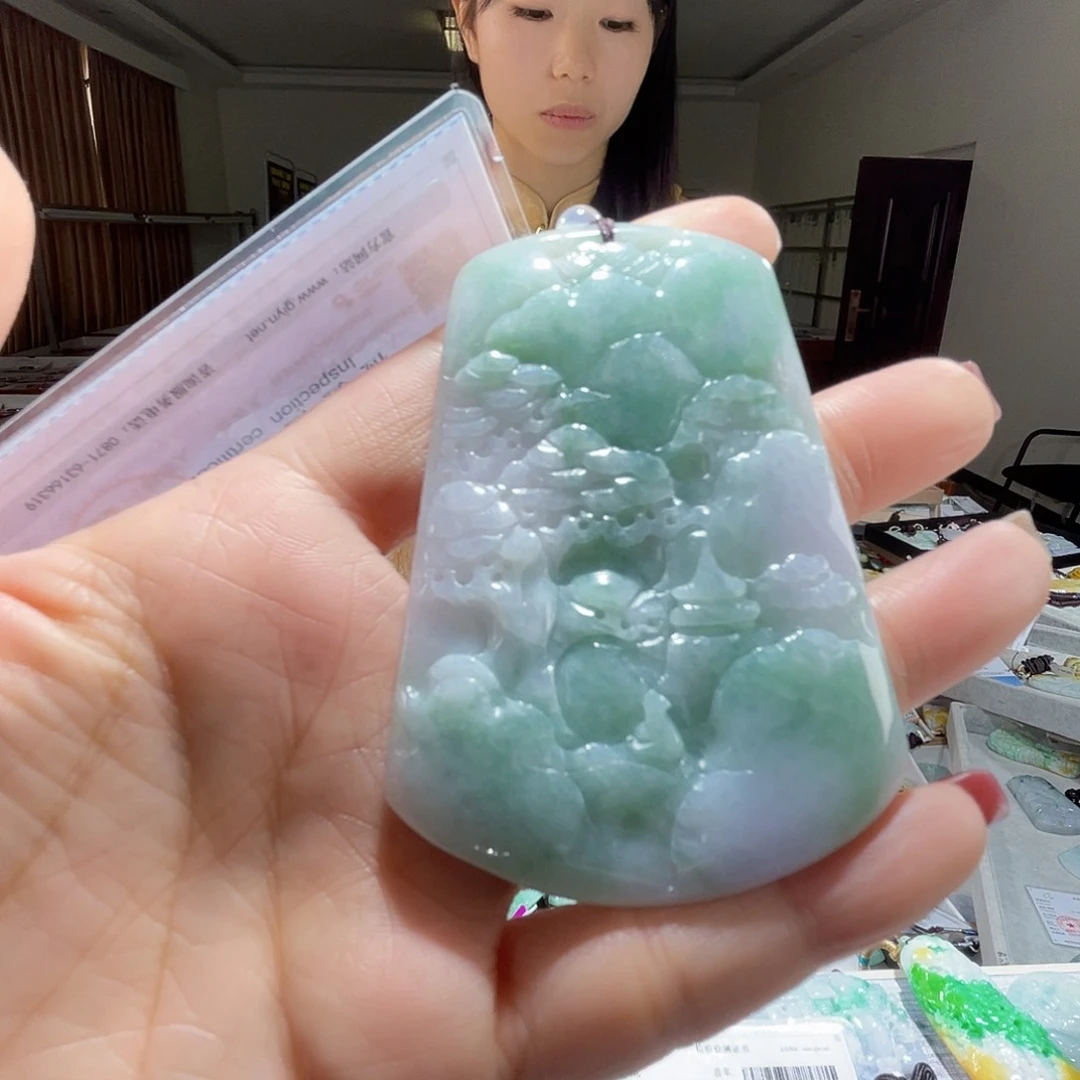 翡翠未镶嵌颈饰一个