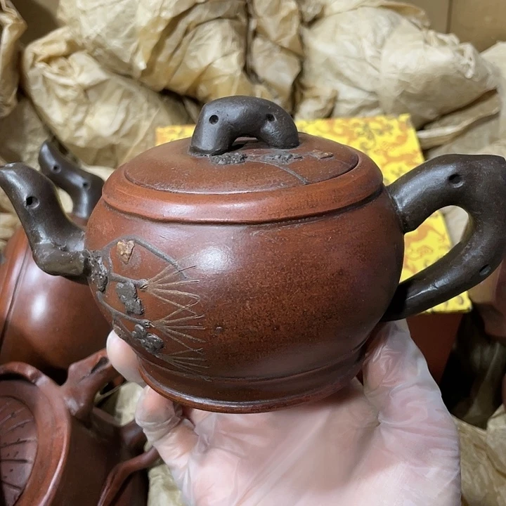 紫砂茶壶原矿泥料，手工制作一把紫砂壶。