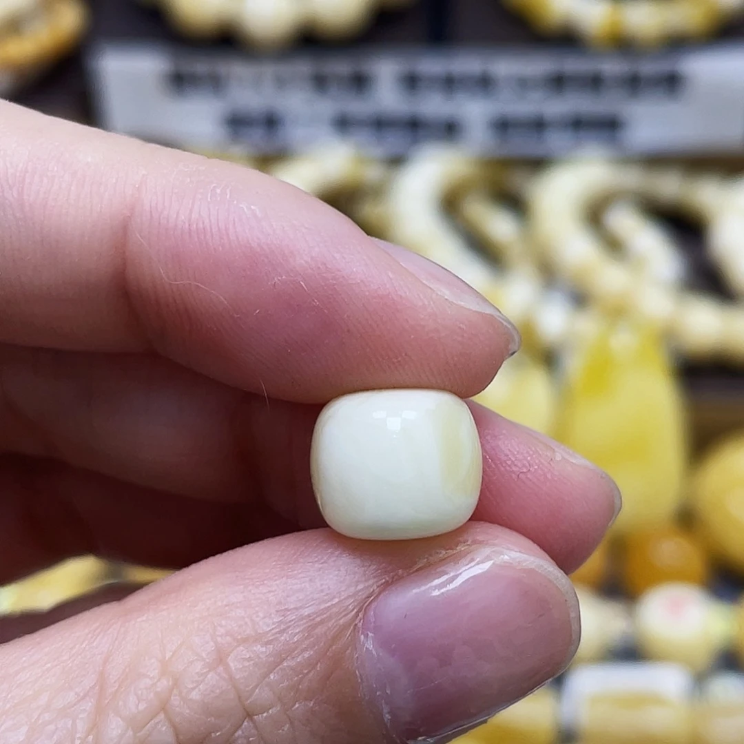 琥珀珠宝奇石未镶嵌10.9×9.4mm微瑕