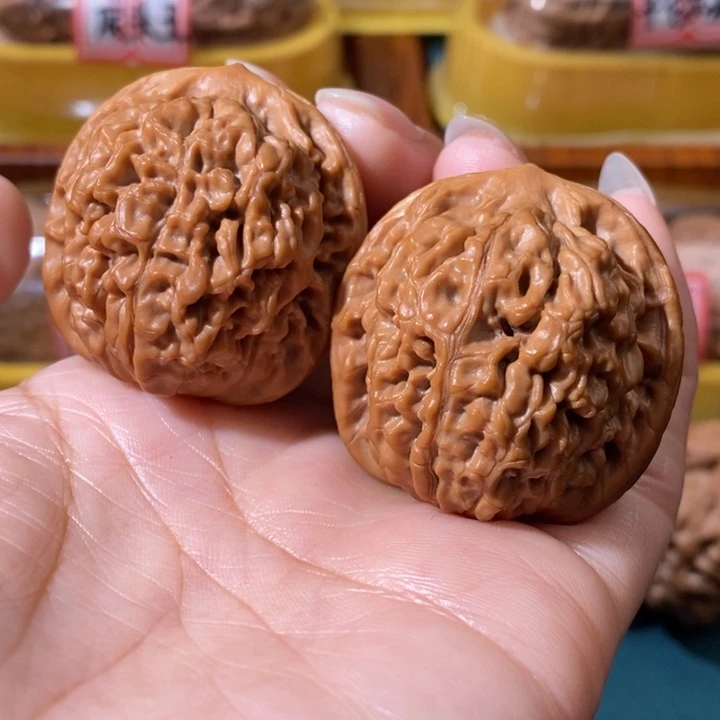 文玩核桃吊坠莲花