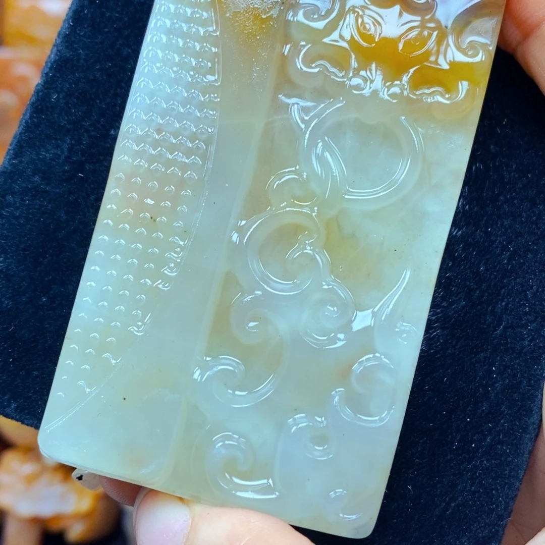 未镶嵌石英质玉（黄龙玉）颈饰