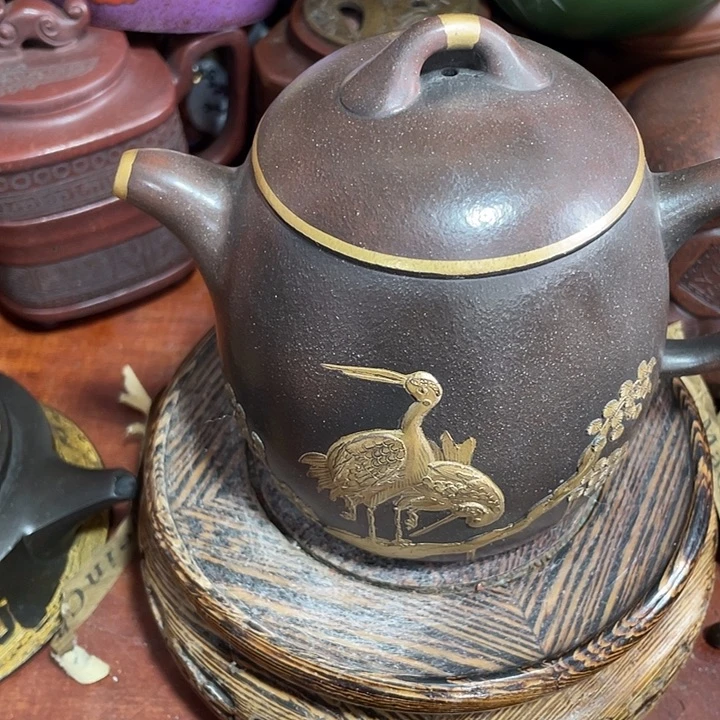 紫砂茶壶原矿泥料手工制作的一把紫砂壶。