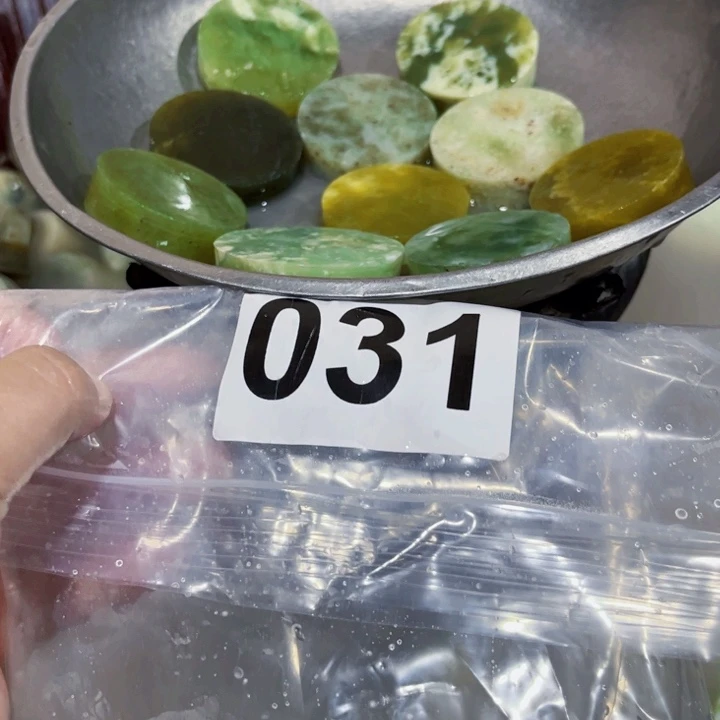 未镶嵌蛇纹石玉珠宝半成品