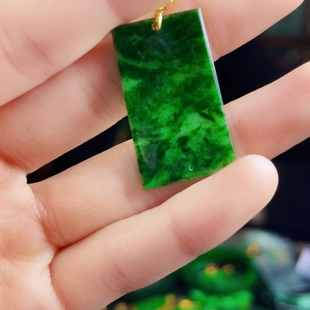 颈饰18K金镶嵌翡翠多样性