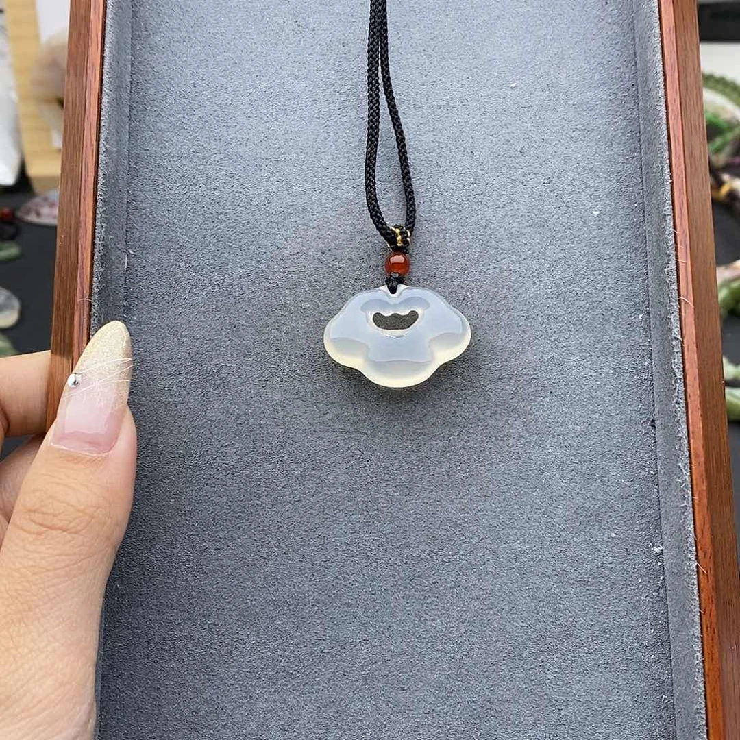 玛瑙颈饰合金如意锁