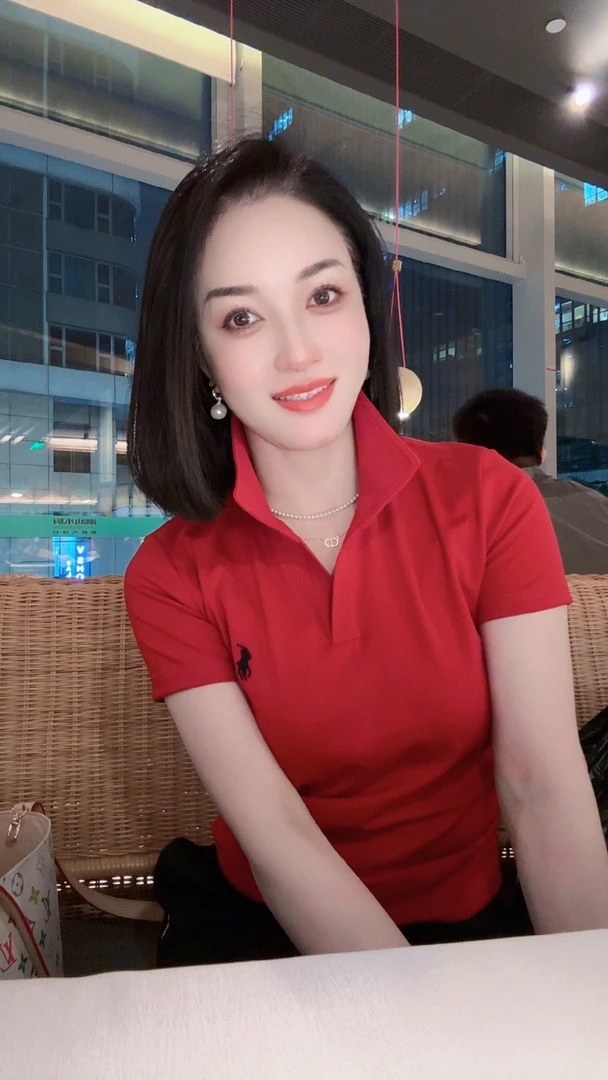 正红色Polo衫，小标刺绣彰显独特品味6804