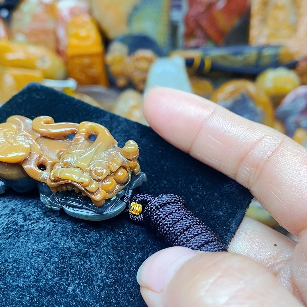 未镶嵌石英质玉（黄龙玉）颈饰