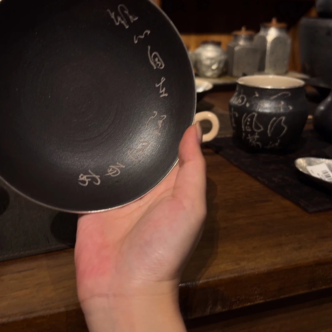 瓷片陶瓷。      陶瓷。