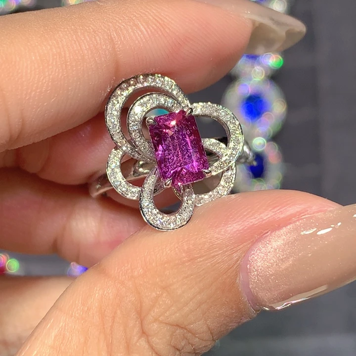 18K金镶嵌蓝宝石戒指1.83