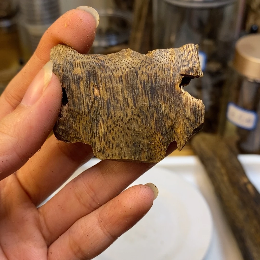 只***人高油虫漏香薰摆件乌身快料7克