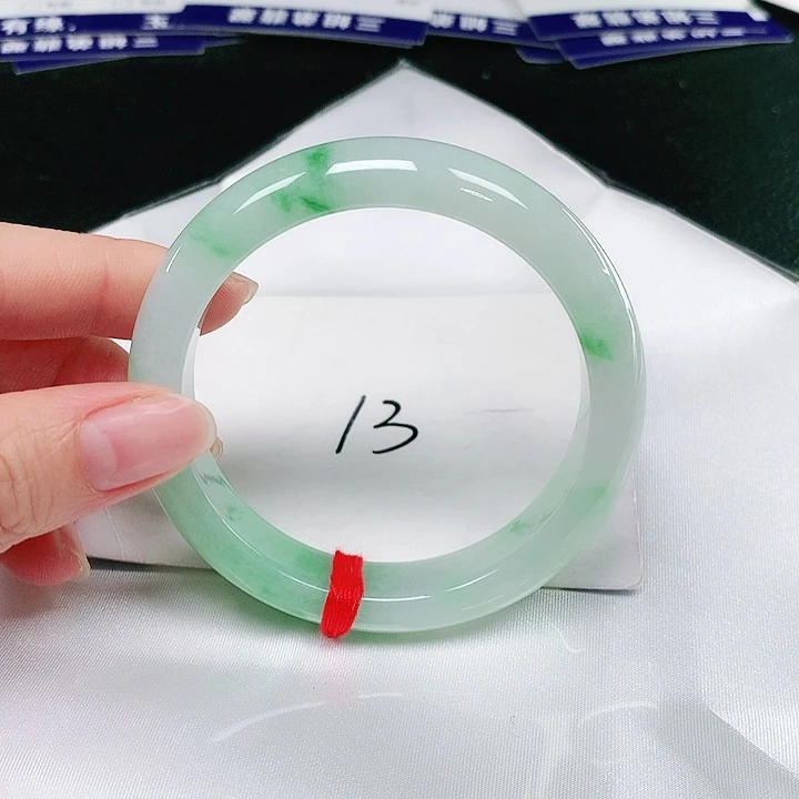 翡翠手镯未镶嵌翡翠手镯未镶嵌