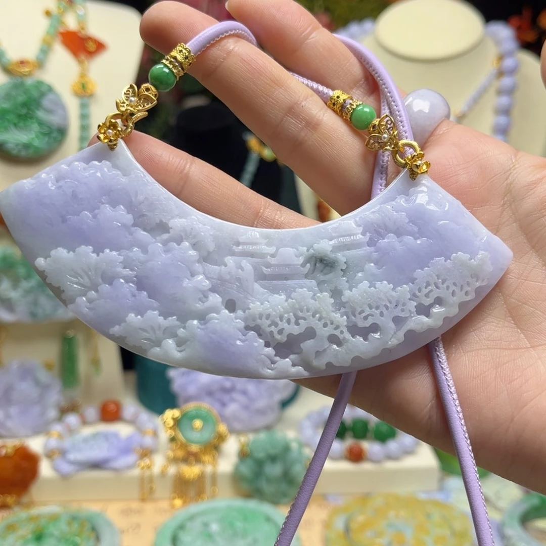 翡翠颈饰未镶嵌山水