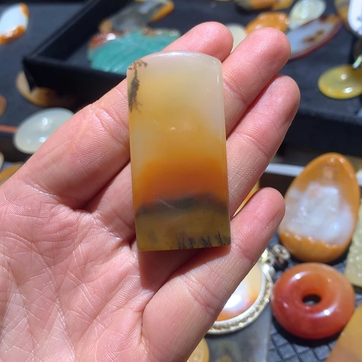 憶***深石英质玉（黄龙玉）未镶嵌颈饰