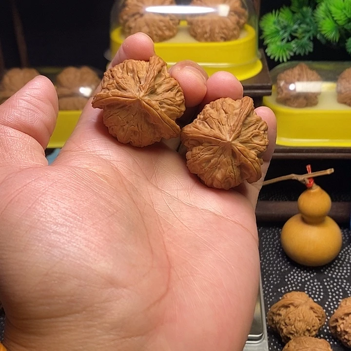 文玩核桃吊坠三棱40