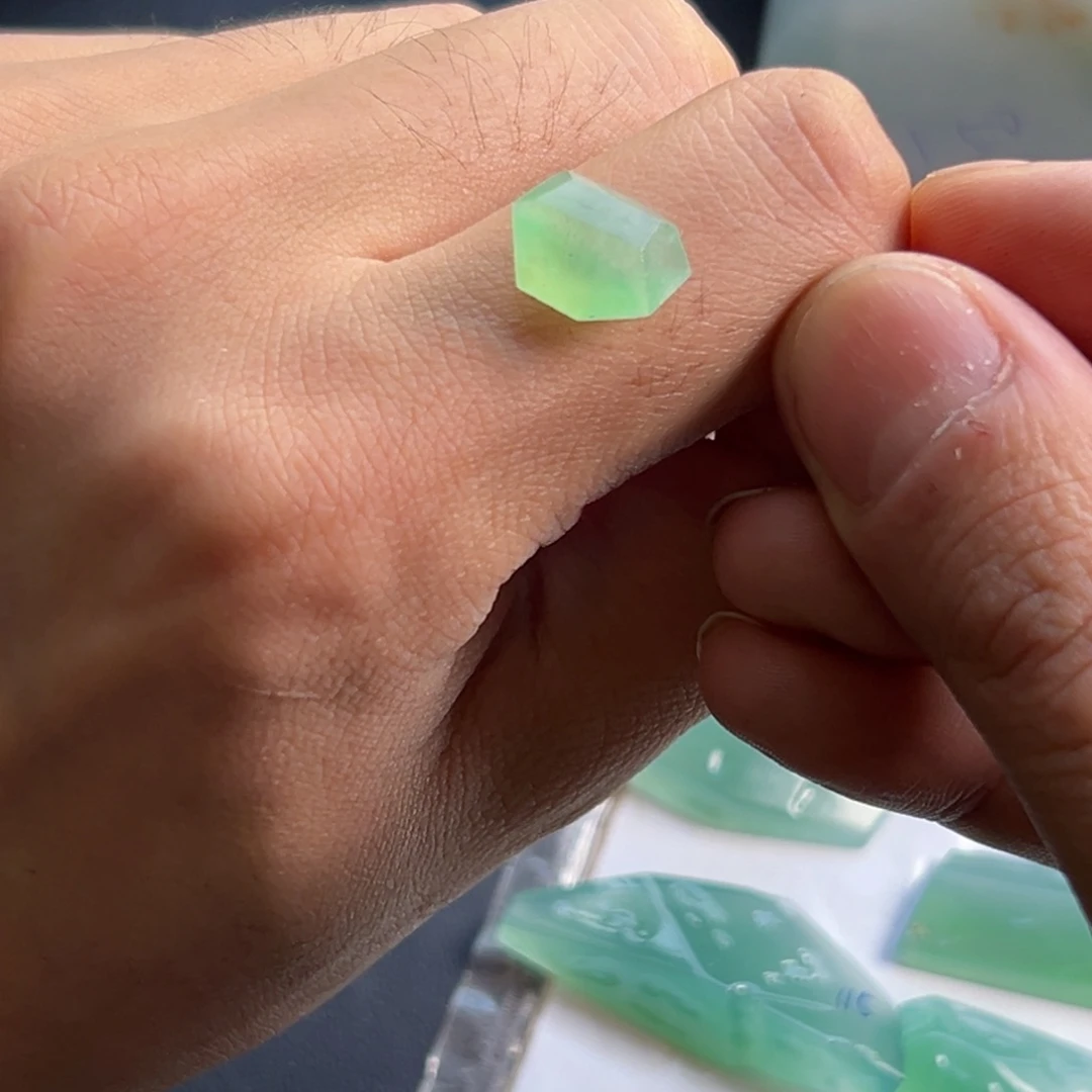 定制翡翠未镶嵌冰种甜绿色金丝绿随形戒