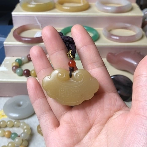 石英质玉未镶嵌颈饰