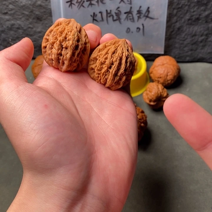 迪***。核桃和松仁玉米的区别在于