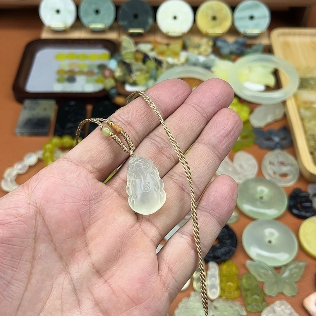 小***活蛇纹石玉未镶嵌颈饰