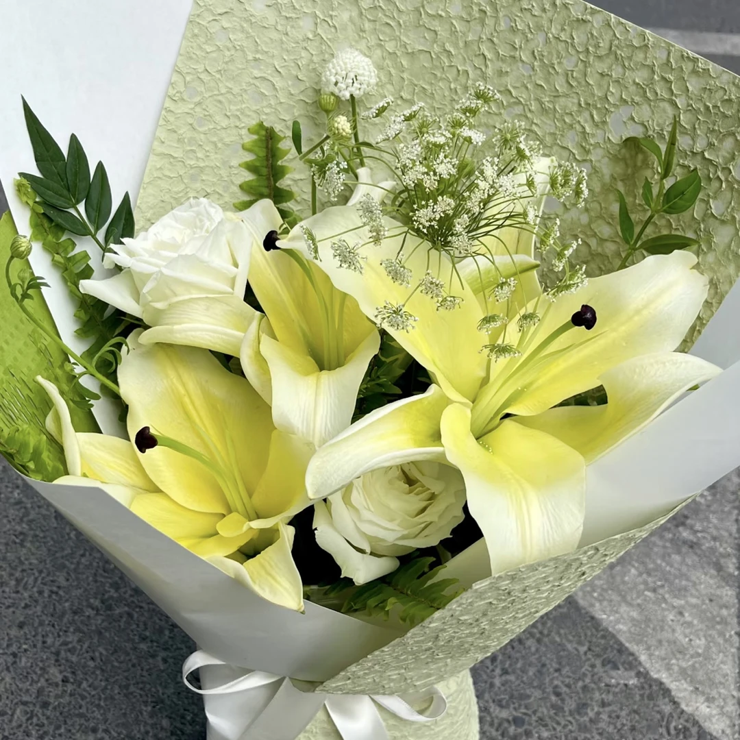 黄天霸百合2支，白玫瑰3支，配草若干