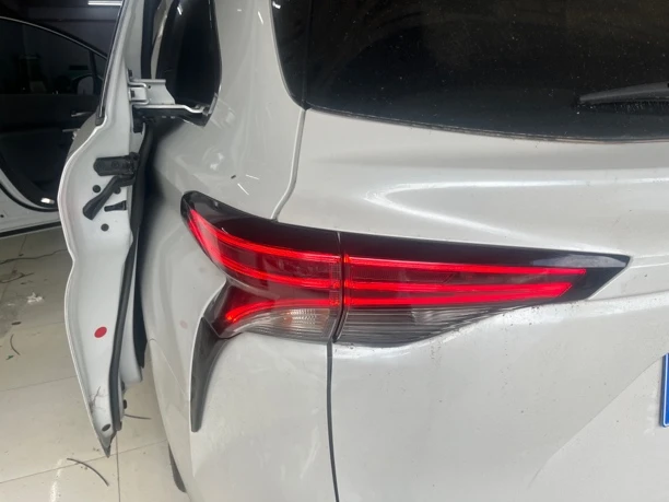 塞纳，格瑞维亚原厂高配尾灯