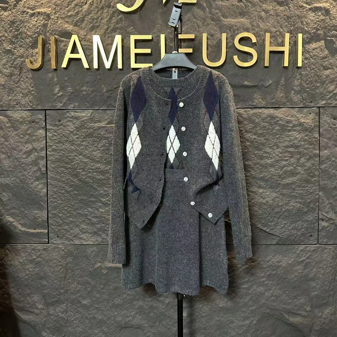 2025秋季新款灰色菱格开衫拼马甲内里短裙三件套1399