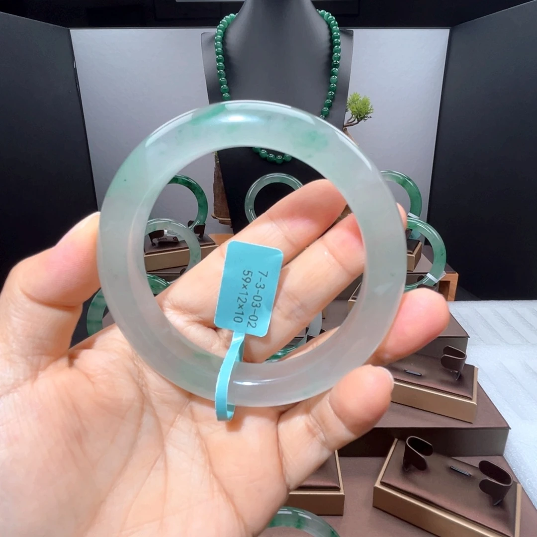 未镶嵌手镯石英质玉（非洲翠）调***天