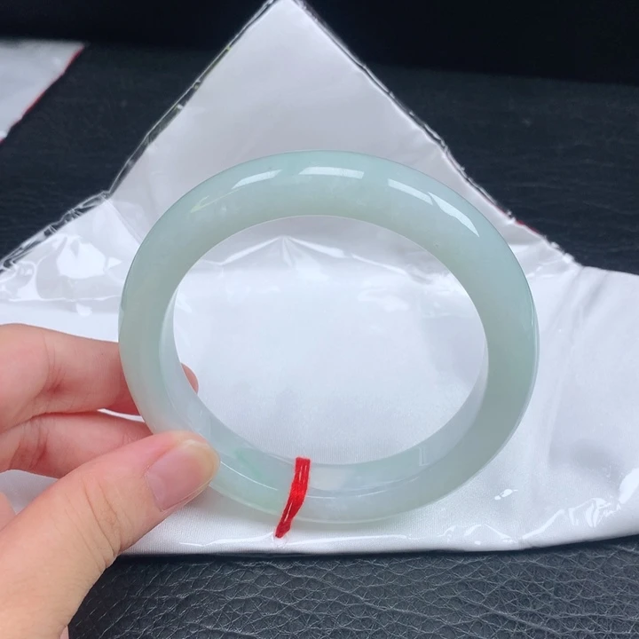 翡翠手镯未镶嵌63-64。