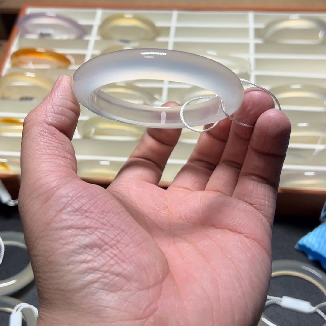 玛瑙/玉髓手镯未镶嵌r****猬