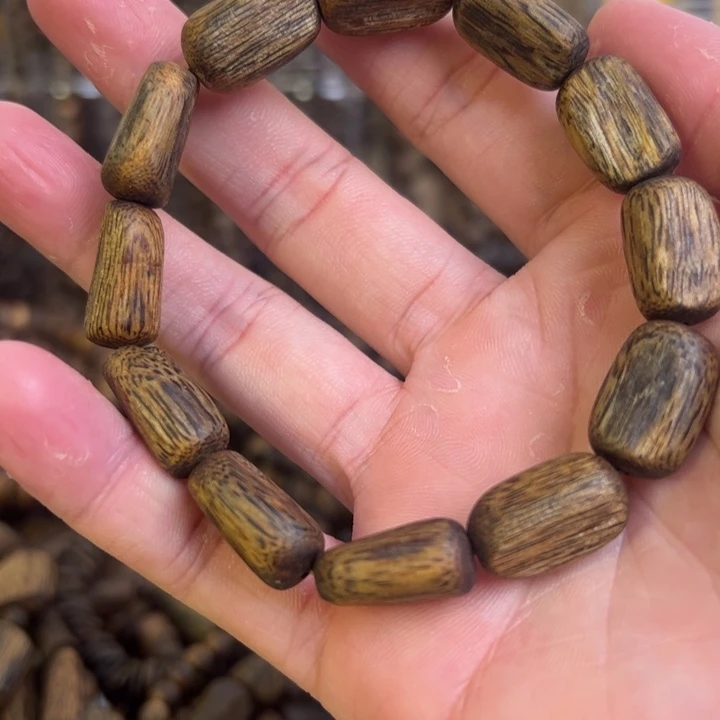 沉香手串乌身圆叶手串