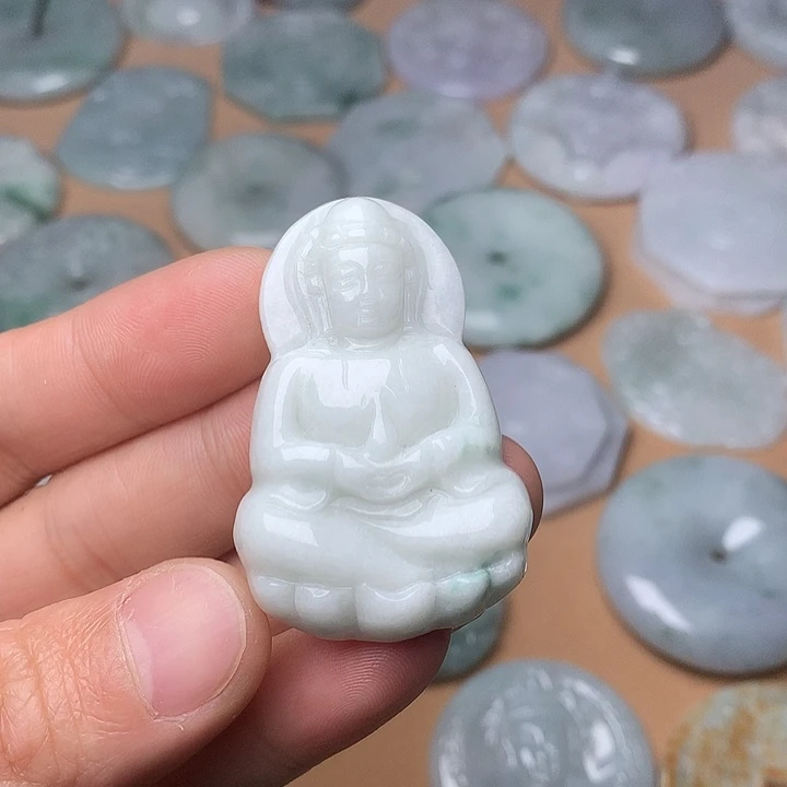 翡翠未镶嵌颈饰观音