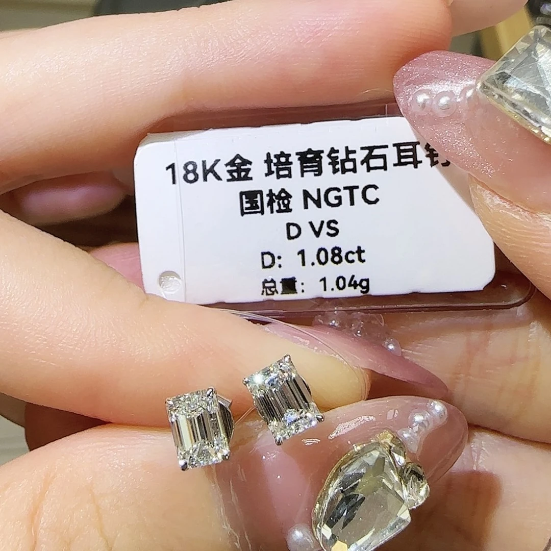 实验室培育钻石18K金镶嵌一卡祖母切耳钉