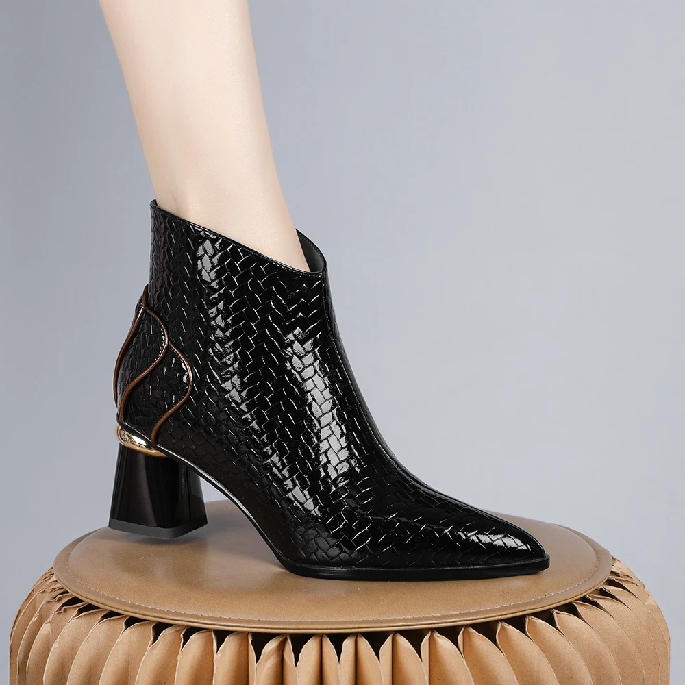 2024年新款欧美时尚格纹尖头短靴女气质显粗跟百搭8070