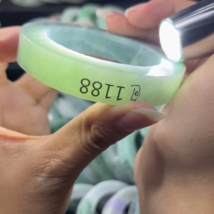 定制翡翠未镶嵌翡翠手镯