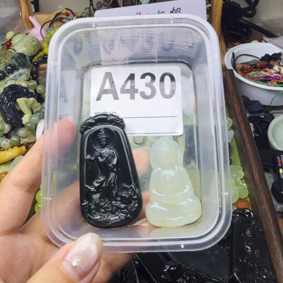 周***爽蛇纹石玉未镶嵌颈饰