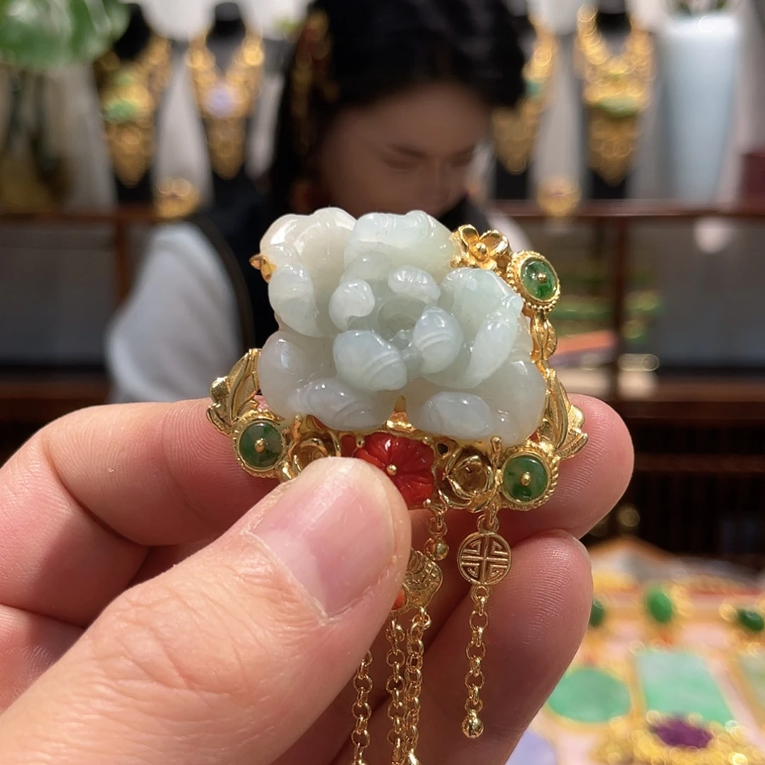 翡翠未镶嵌颈饰戒指