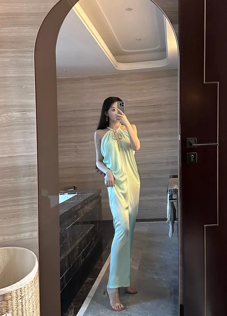 GABBY 24春夏浅果缎面绿色精致蝴蝶结水钻挂脖小礼裙连衣裙L828