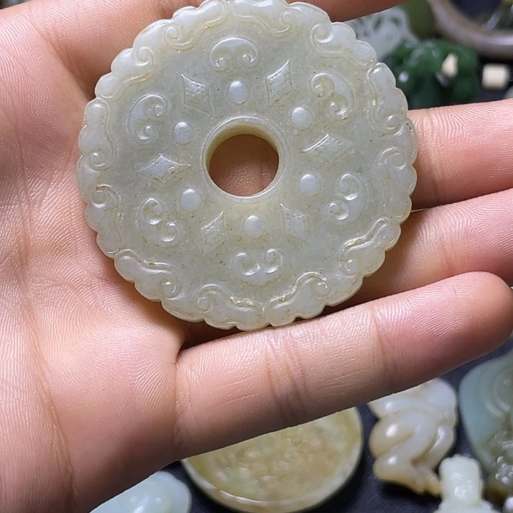 哈***1颈饰未镶嵌和田玉（糖玉）