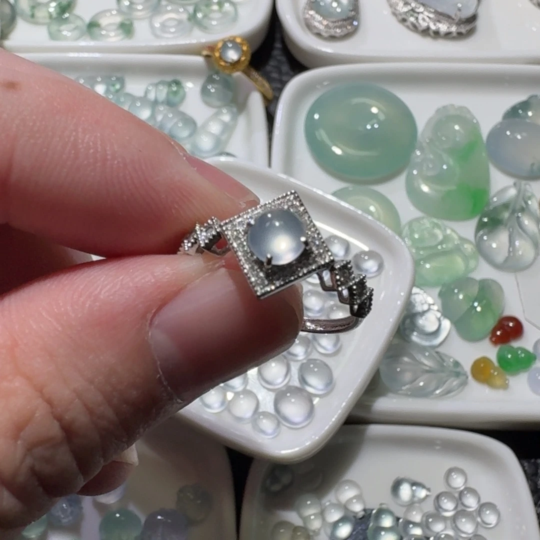 翡翠18K金镶嵌颈饰福利