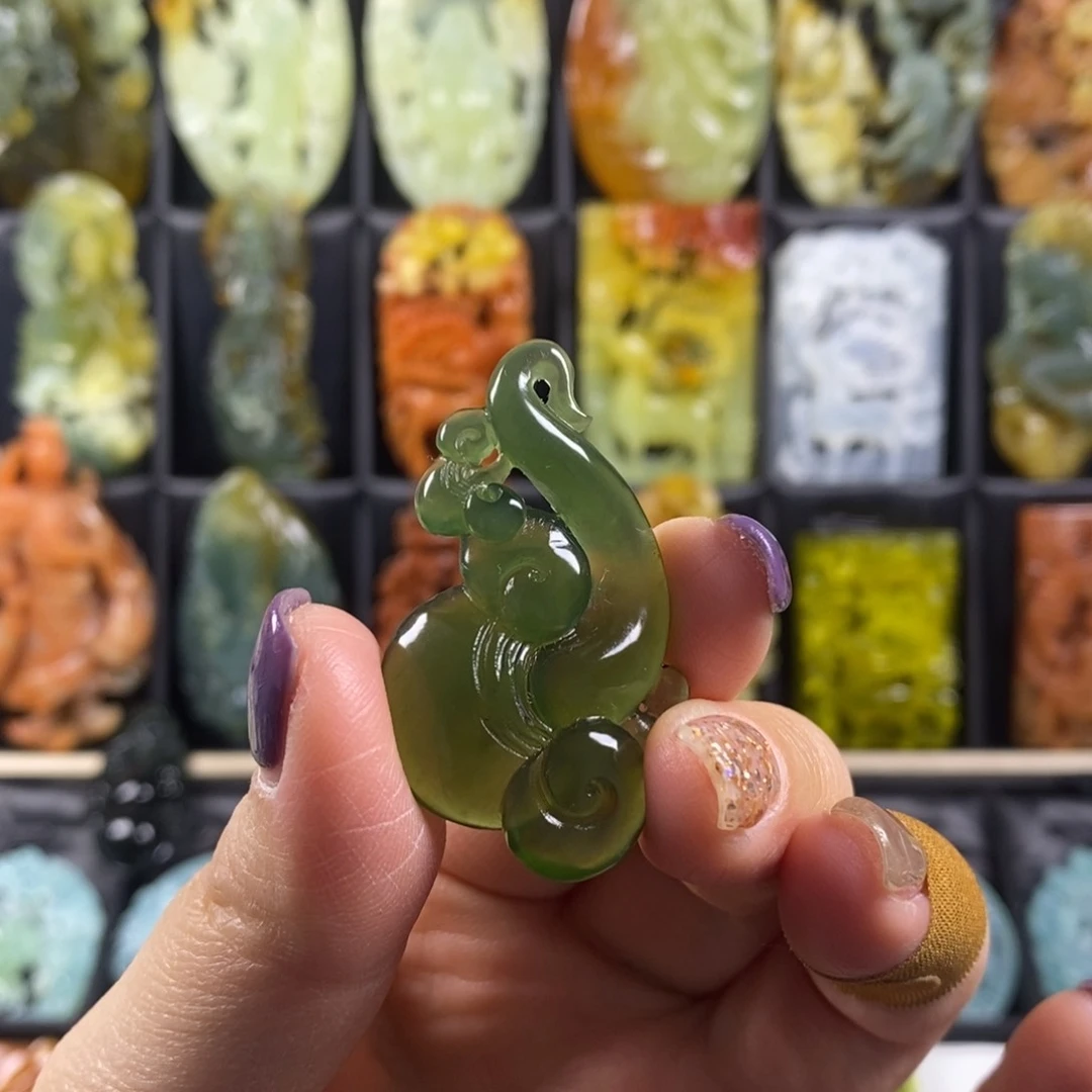 蛇纹石玉颈饰合金