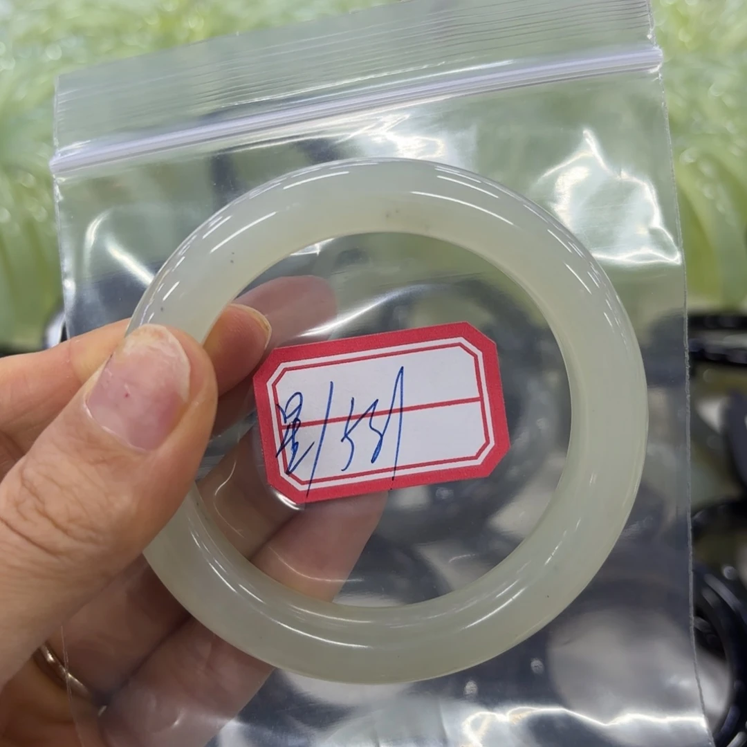 蛇纹石玉手镯未镶嵌满*星