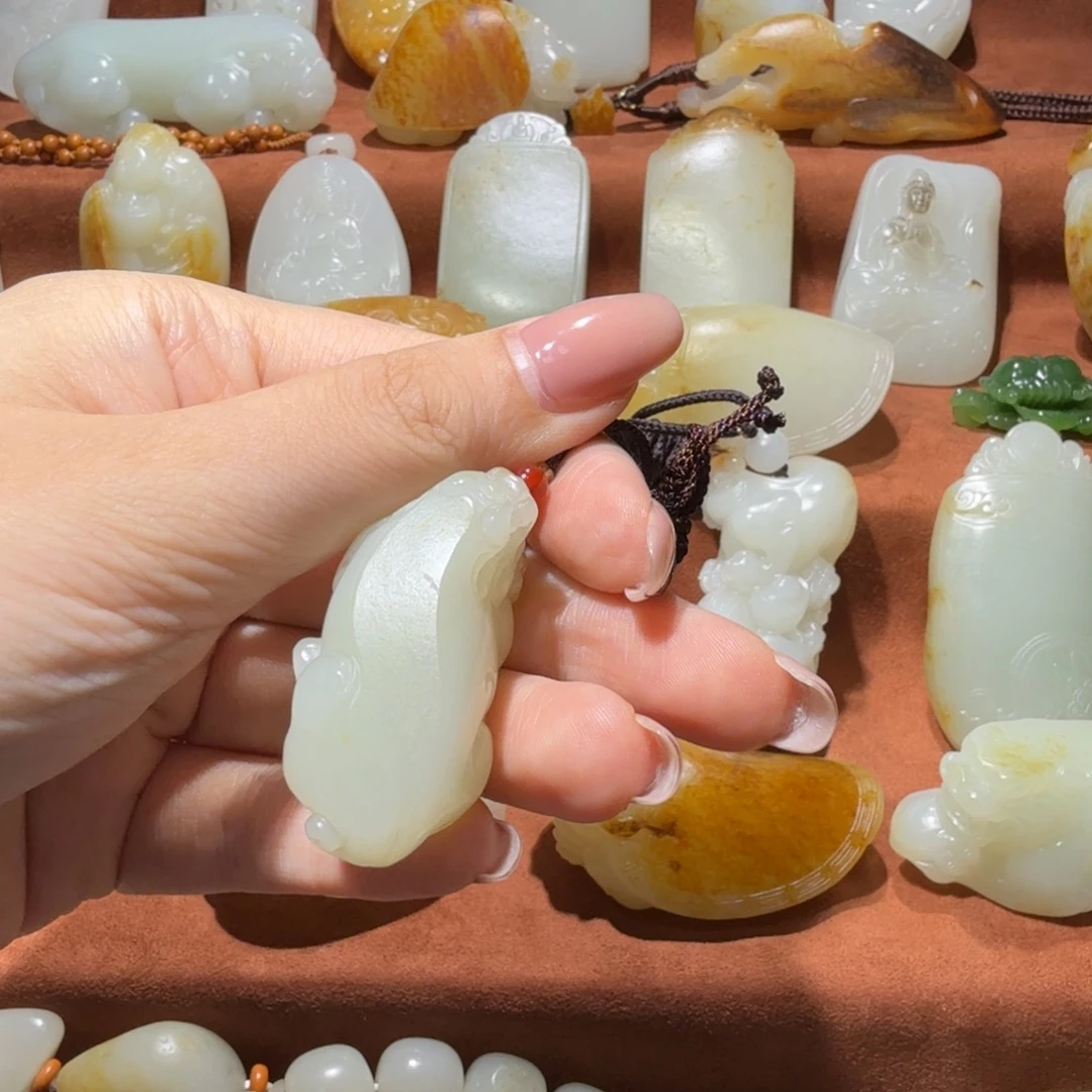 中***人颈饰未镶嵌和田玉